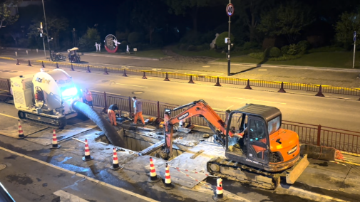 河南南路DN1000供水管道常温固化翻转内衬法突破一次性修复11个弯头